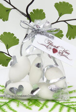 Organza witte zakje met bruidsuiker met daarop zilveren hartjes
