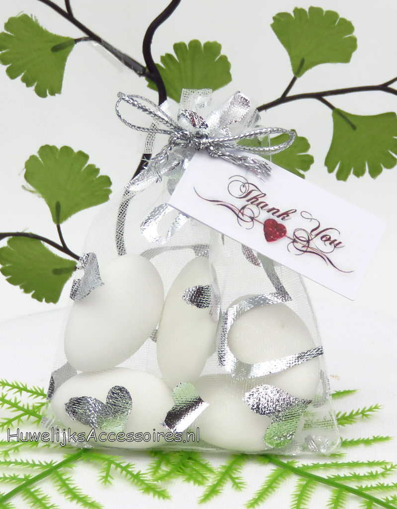 Organza witte zakje met bruidsuiker met daarop zilveren hartjes