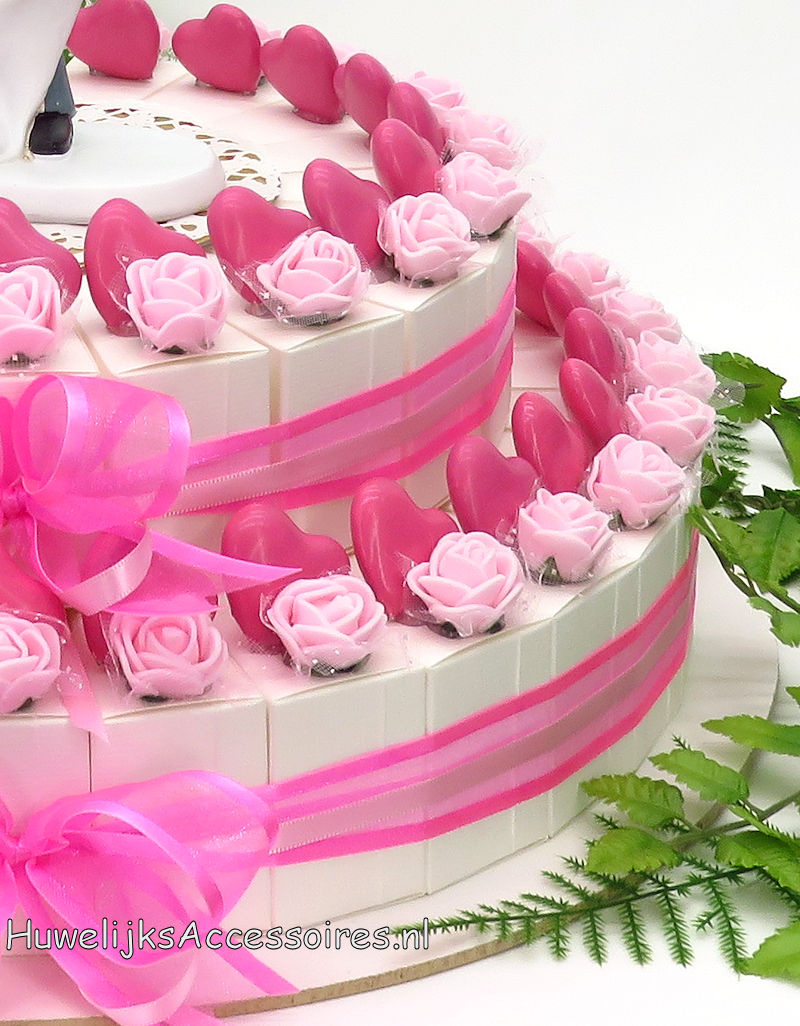 Bruidssuiker bedankjes met roze roosjes en fuchsia hartjes