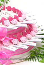 Bruidssuiker bedankjes met roze roosjes en fuchsia hartjes