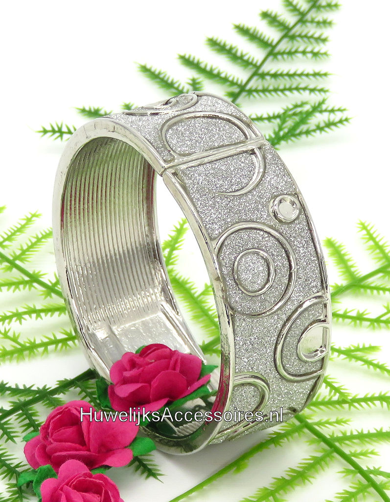 Slavenarmband zilverkleurig, versierd met strass steentjes