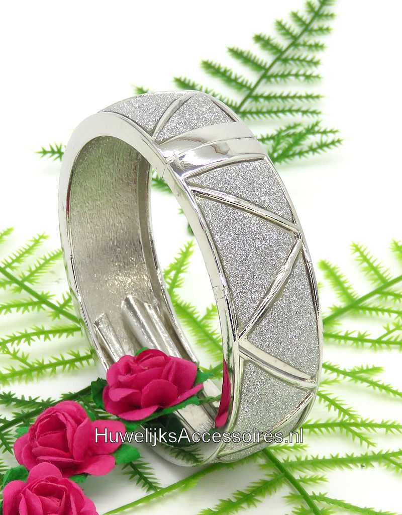 Slavenarmband zilverkleurig versierd met fijne strass steentjes