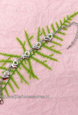 Zilver armband met 5 zilver en strass stenen harten