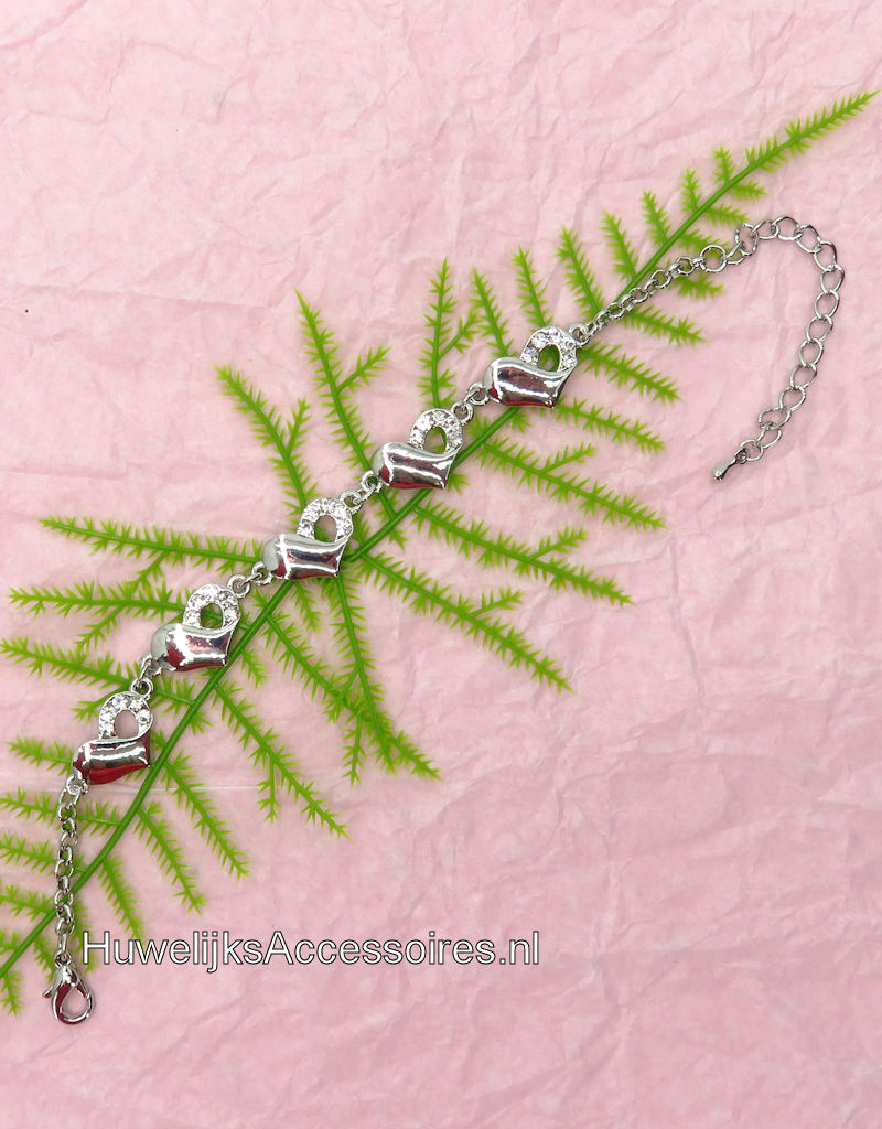 Zilver armband met 5 zilver en strass stenen harten