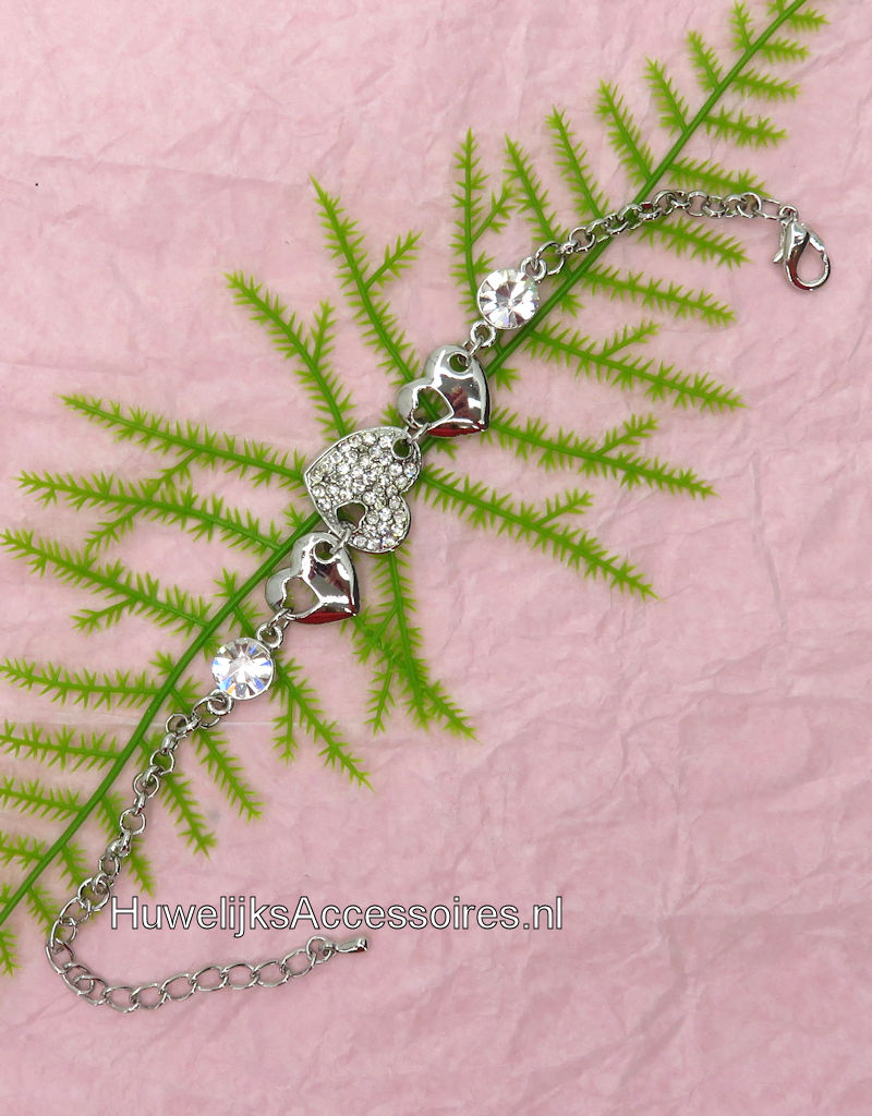 Zilver armband met 3 zilver en strass stenen harten