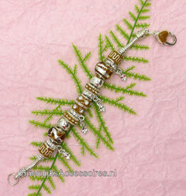 Zilver en amber bedel armband