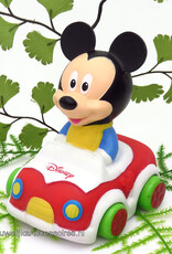 Disney Baby Mickey Mouse zit in een leuke mini auto