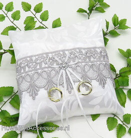 Witte trouwring kussen met zilver/grijs kant