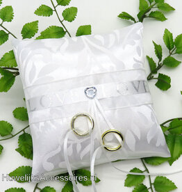 Witte LOVE trouwring kussen