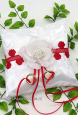 Witte trouwringen kussen met rood en wit rozen