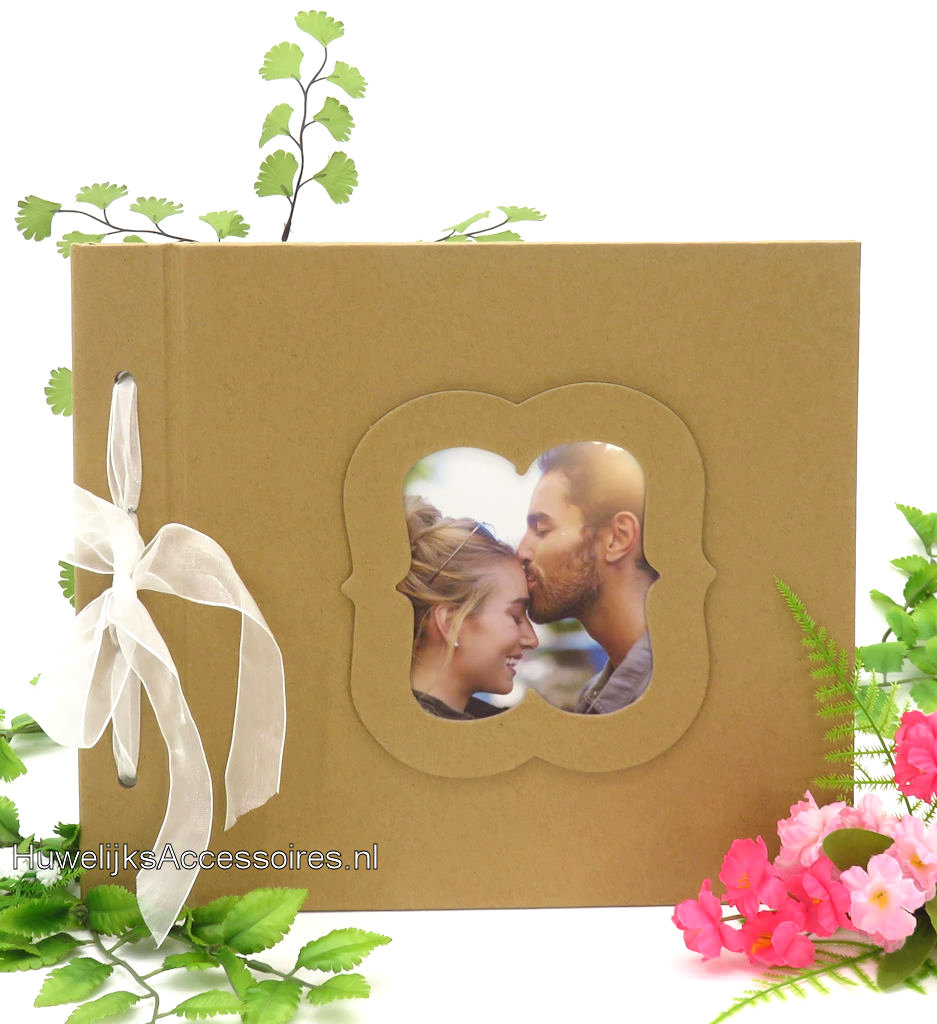 Gastenboek met een bruin kraftpapier kaft en ingebouwde fotolijst