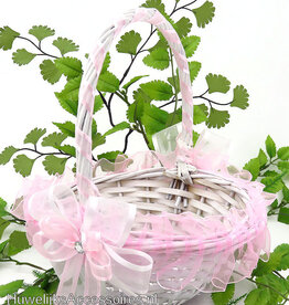 Witte rieten bloemenmandje met roze organza