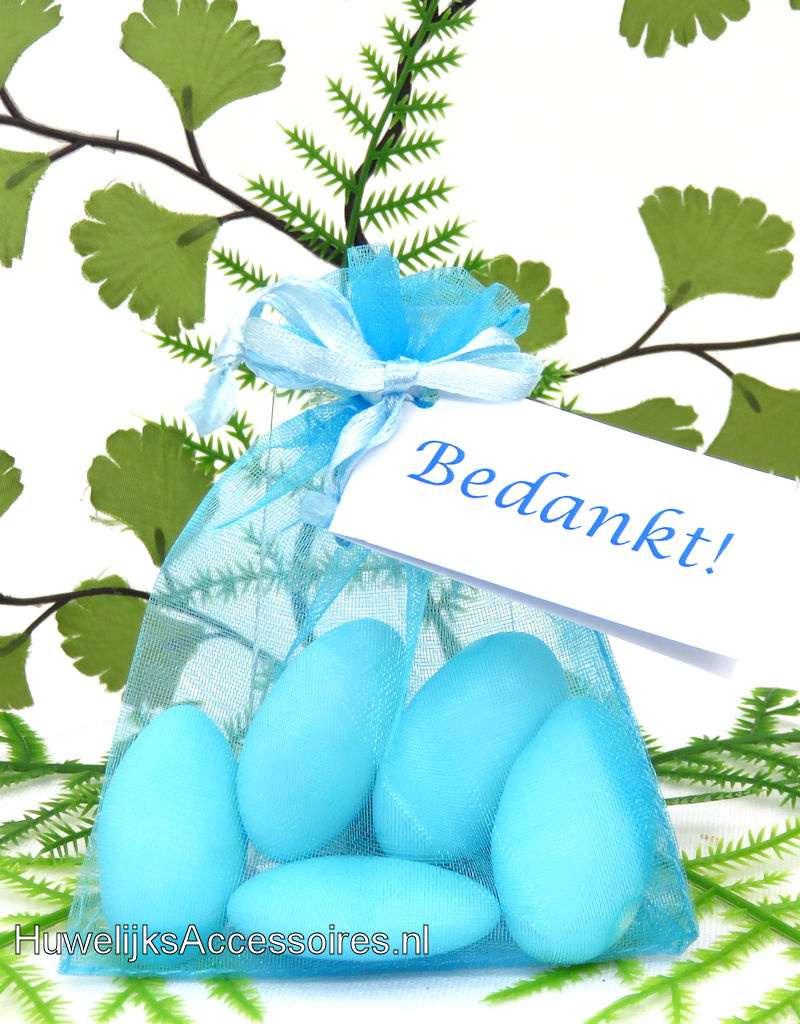 Mooie blauw organza zakje met bruidssuiker