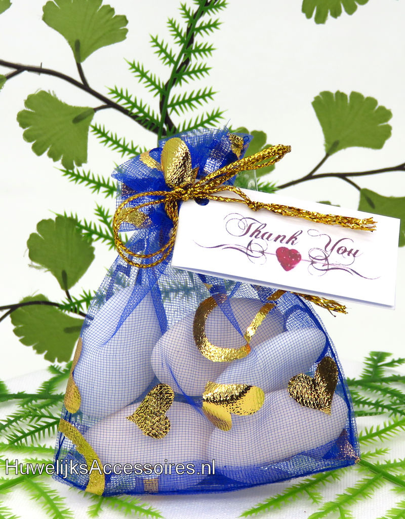 Marina blauw organza zakje met gouden hartjes en bruidssuiker