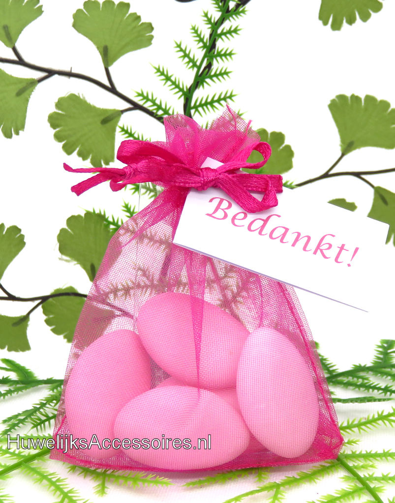 Mooie fuchsia organza zakje met bruidssuiker