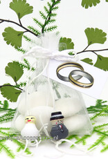 Wit organza zakje versierd met gelukspoppetjes