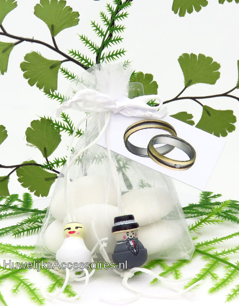 Wit organza zakje versierd met gelukspoppetjes