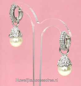 Strass stenen met parel creool oorbellen