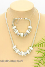 Bruidshalsketting en armband met witte facet kralen