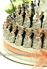 Bruidssuiker taart versierd met bruidsparen met zalm lint
