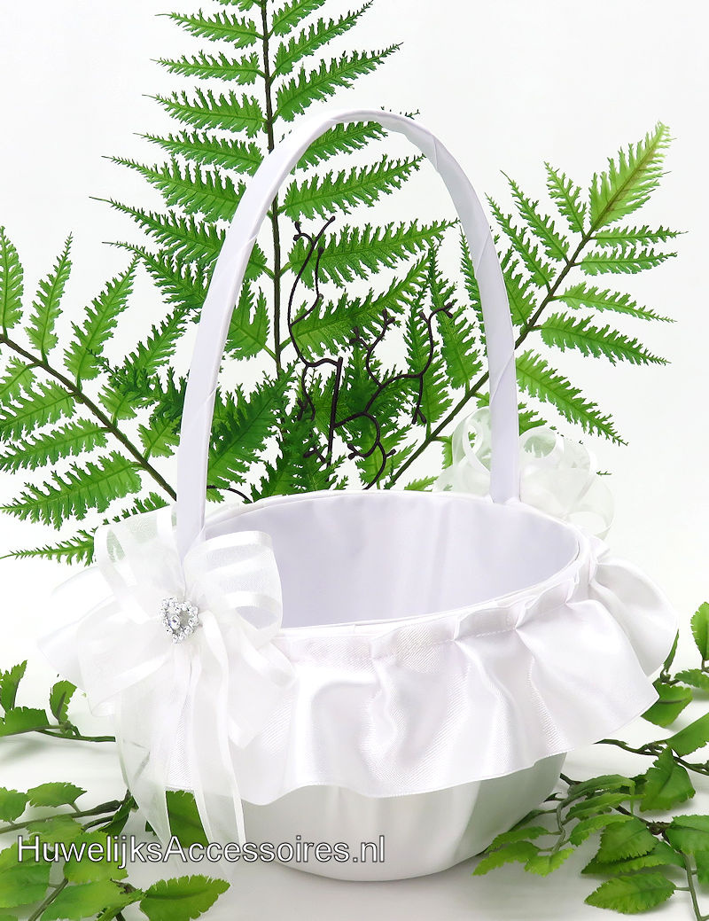 Witte bloemenmandje bekleed met witte satijn