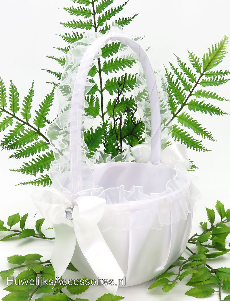 Witte bloemenmandje bekleed met witte satijn en organza