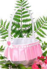 Witte bloemenmandje bekleed met witte en roze satijn