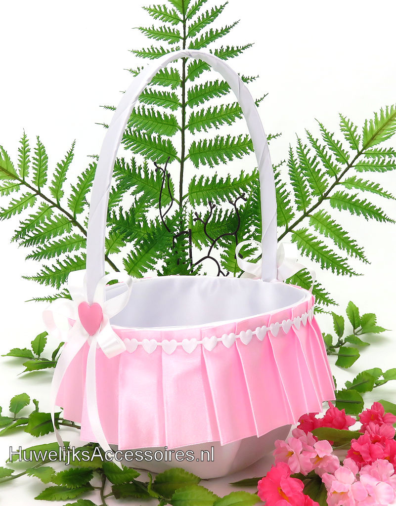 Witte bloemenmandje bekleed met witte en roze satijn