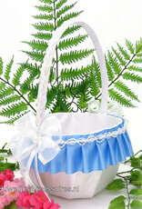Witte bloemenmandje bekleed met wit en blauw satijn