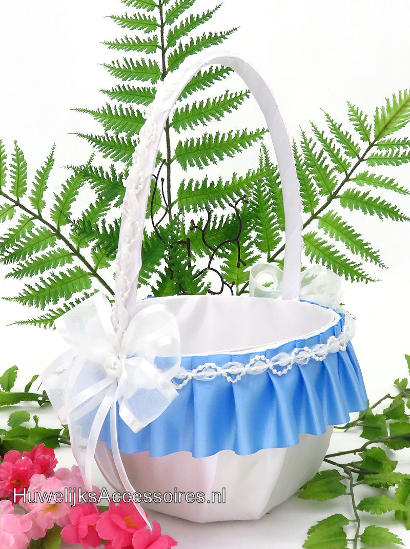 Witte bloemenmandje bekleed met wit en blauw satijn
