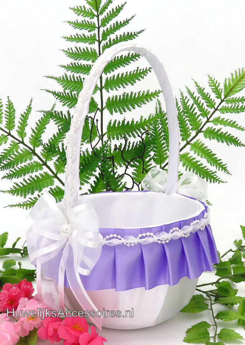 Witte bloemenmandje bekleed met wit en lila satijn