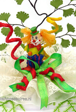 Heel leuke clown die op een tule staat en met een kanten bodem