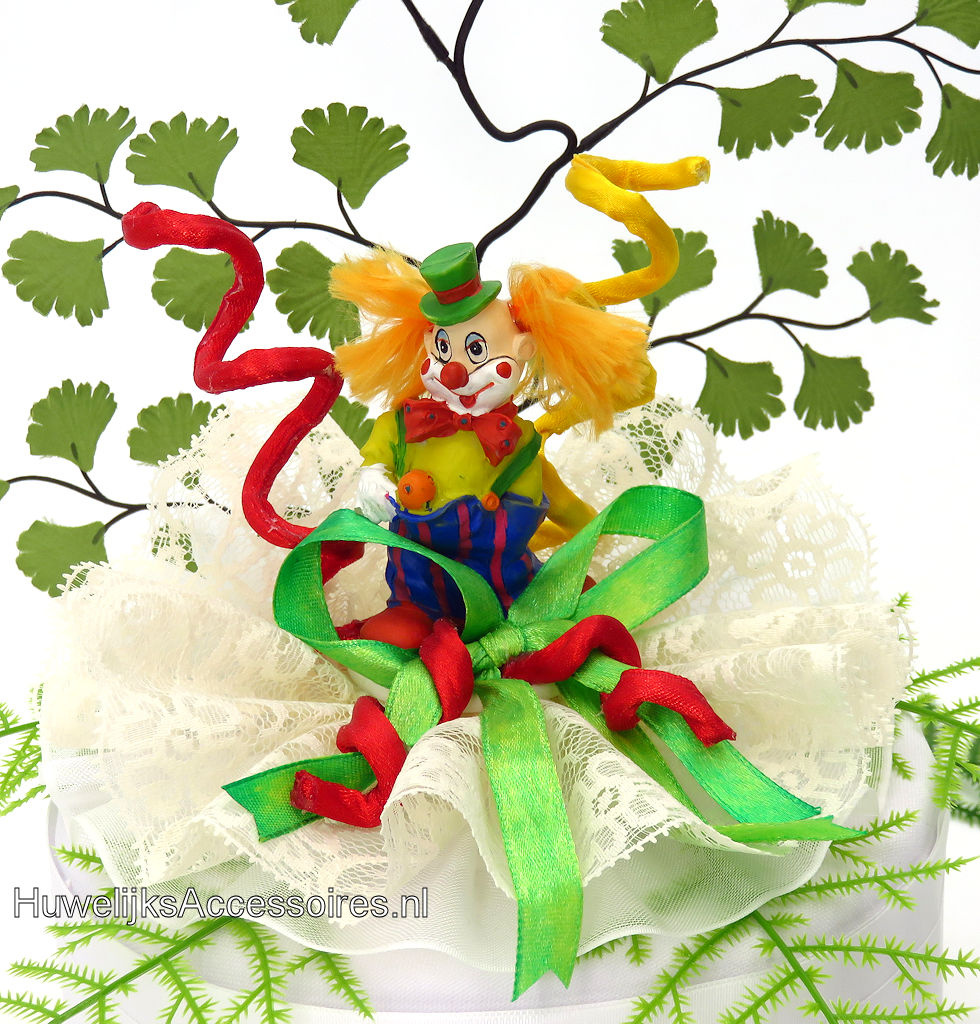Heel leuke clown die op een tule staat en met een kanten bodem