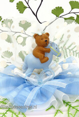 Zeer leuke baby taarttopper beertje zit op een blauwe schommel paardje