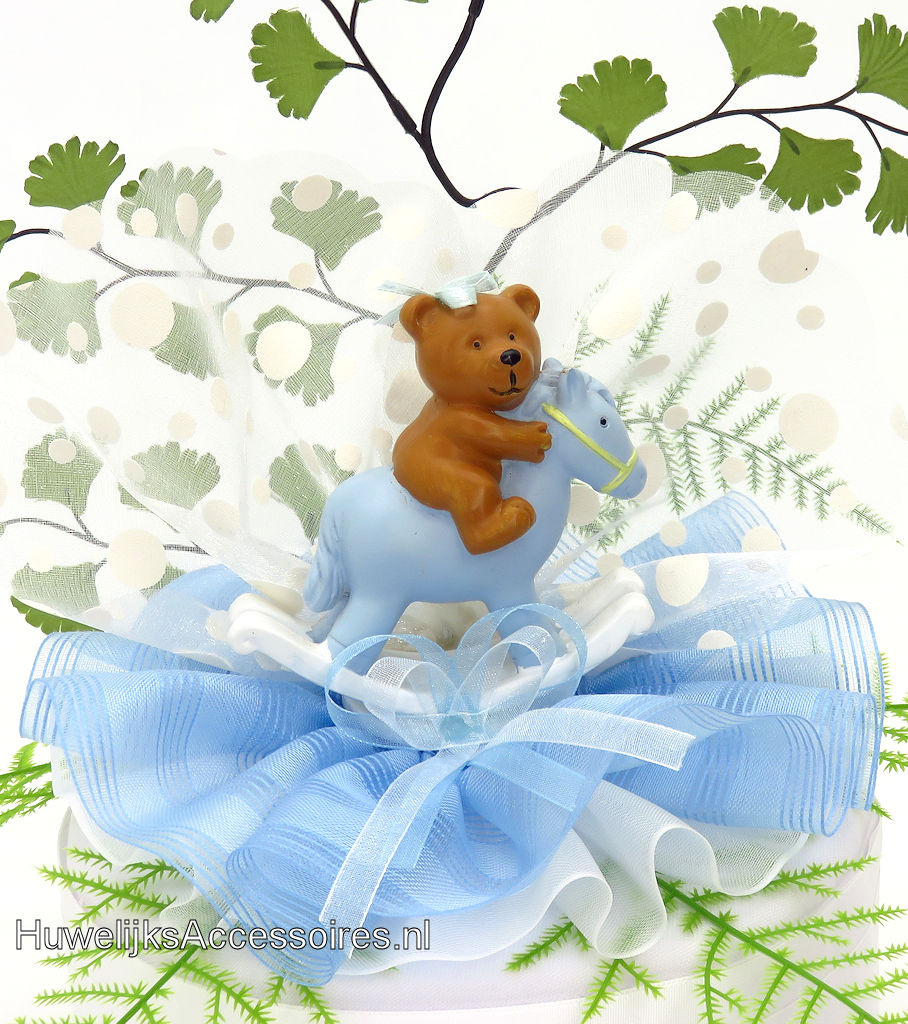Zeer leuke baby taarttopper beertje zit op een blauwe schommel paardje
