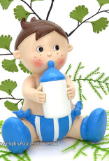 Doop taarttopper jongetje zittend met een babyflesje