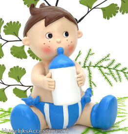 Schattige baby jongetje met een babyflesje