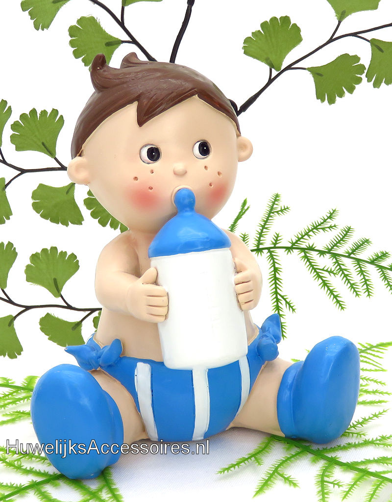 Doop taarttopper jongetje zittend met een babyflesje