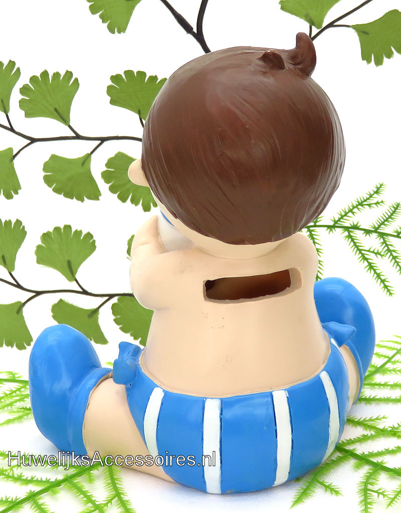 Doop taarttopper jongetje zittend met een babyflesje