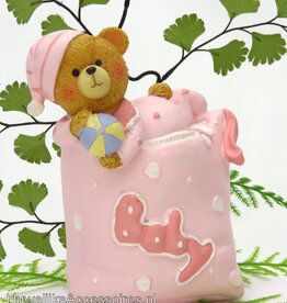 Baby beertje ligt op een roze kussen