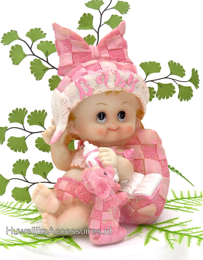 Baby meisje zit op een kussen met een baby flesje