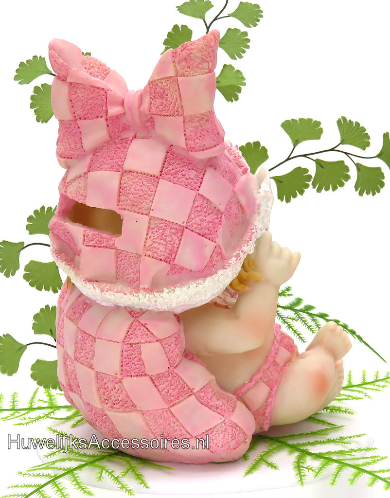 Baby meisje zit op een kussen met een baby flesje