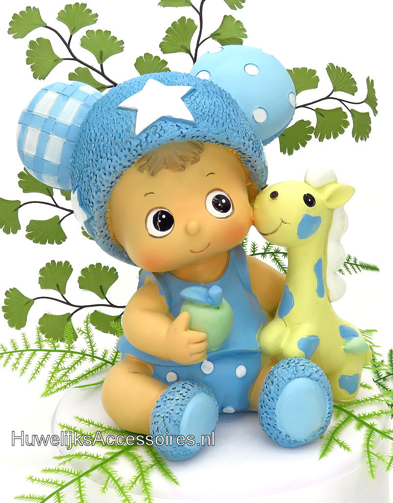 Een leuke blauwe baby beeldje met een speelpop