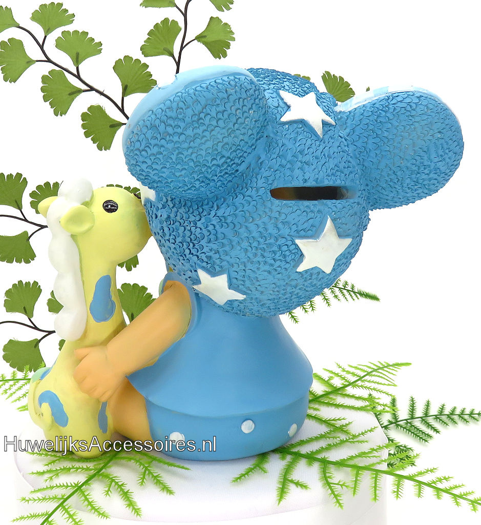 Een leuke blauwe baby beeldje met een speelpop