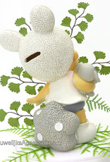 Leuke schattige taarttopper baby met een knuffel
