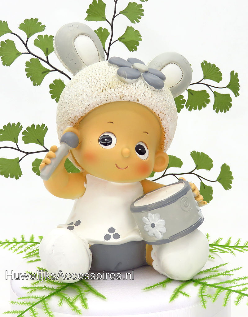 Een zeer leuke taarttopper, baby jongetje met een trommel