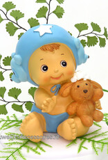 Baby jongetje zit te spelen met een knuffel beertje