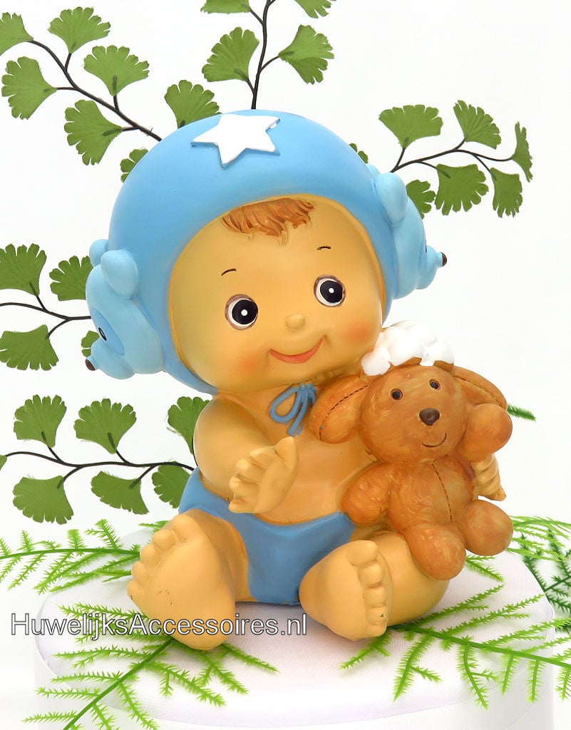 Baby jongetje zit te spelen met een knuffel beertje