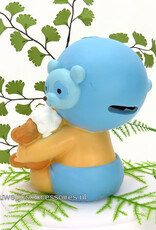 Baby jongetje zit te spelen met een knuffel beertje