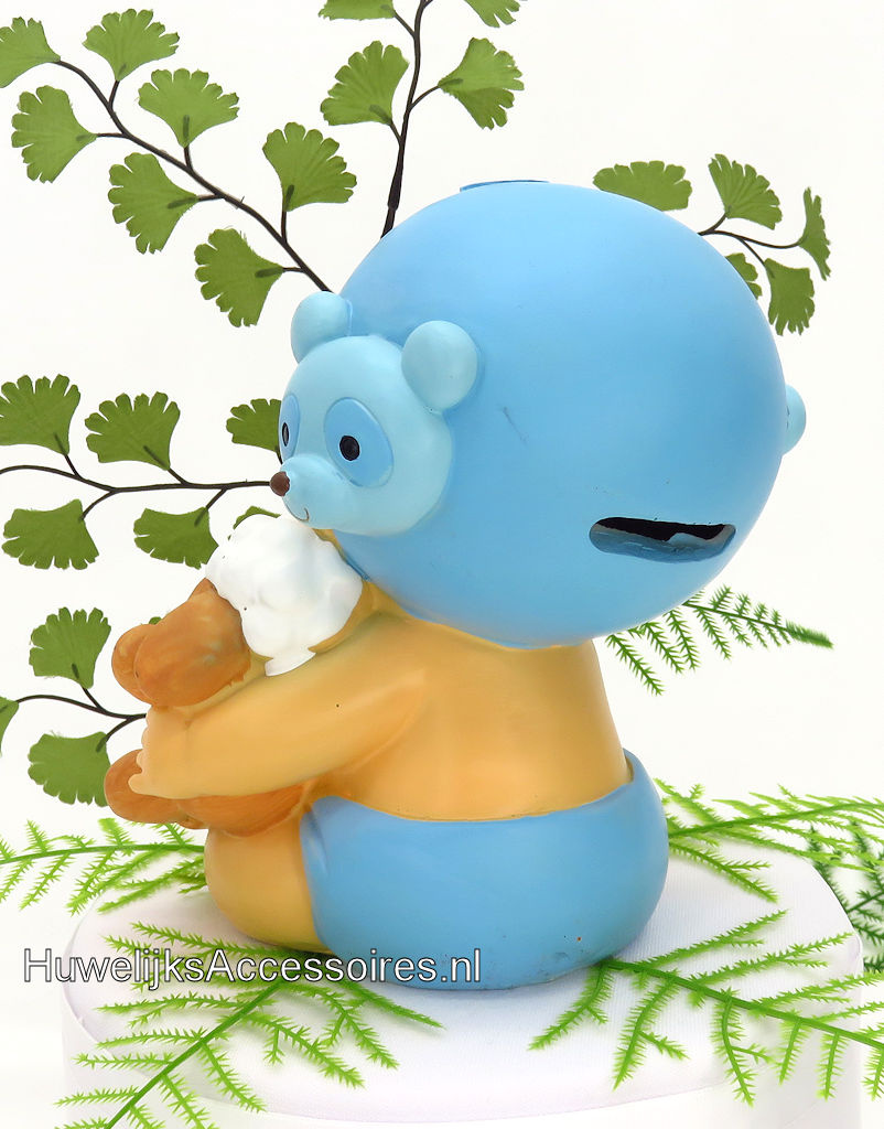 Baby jongetje zit te spelen met een knuffel beertje